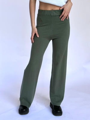 
                  
                    Pantalon A561
                  
                