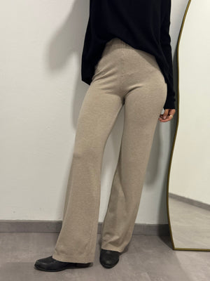 
                  
                    Pantalon A561
                  
                