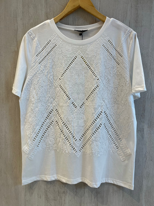 Remera bordada y broderie A235