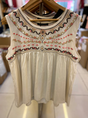 
                  
                    Musculosa bordada s550
                  
                