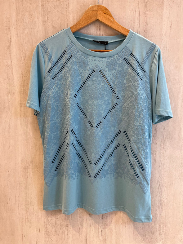 Remera bordada y broderie A235